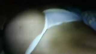 Strofina il cazzo sul culo di una milanese