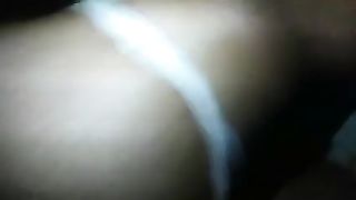 Strofina il cazzo sul culo di una milanese