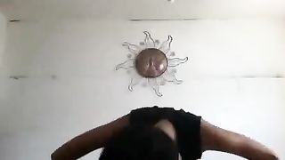 Brunetta amatoriale scuote il suo culo in cam