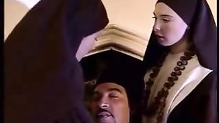 Due suore chiavano col prete