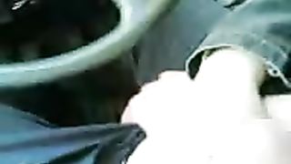 Troietta araba lo succhia in auto