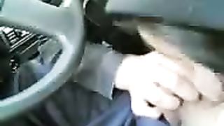 Troietta araba lo succhia in auto