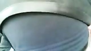 Troietta araba lo succhia in auto