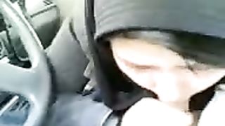 Troietta araba lo succhia in auto