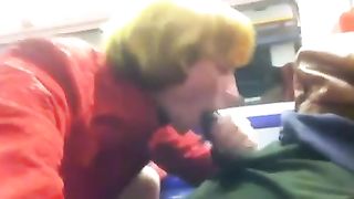 Lucciola rumena sbocchina un vucumpra in treno