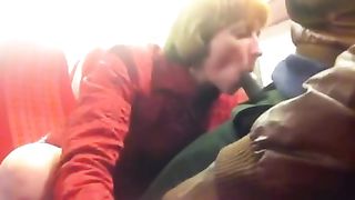 Lucciola rumena sbocchina un vucumpra in treno