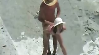 Sveltina sugli scogli a Genova