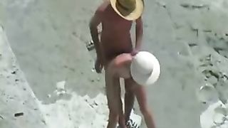 Sveltina sugli scogli a Genova