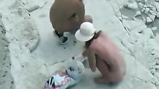 Sveltina sugli scogli a Genova