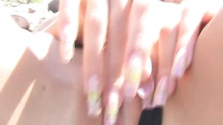 Masturbazione outdoor con modella strafiga