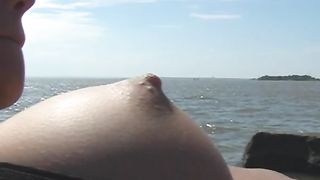 Masturbazione outdoor con modella strafiga