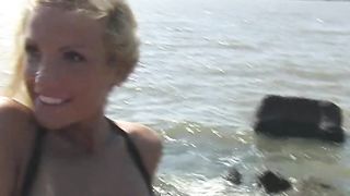 Masturbazione outdoor con modella strafiga