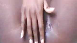 Negra si masturba e squirta