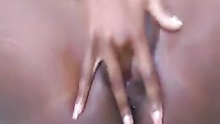 Negra si masturba e squirta