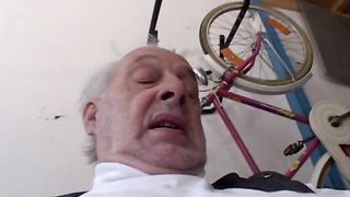 Nipotina spompina il nonno arrapato