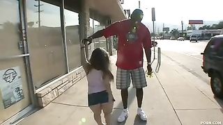 Negrone cazzuto si scopa una nana