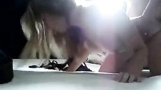 Biondina fa fellatio