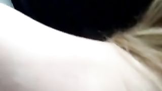 Biondina fa fellatio