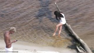 Naturisti trombano a 69 in spiaggia