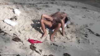 Naturisti trombano a 69 in spiaggia