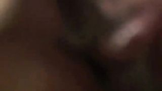 Bionda dilettante succhia e sega