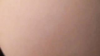 Bionda dilettante succhia e sega