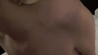 Bionda dilettante succhia e sega