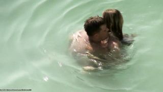 Coppia tedesca nudista fa sesso in mare