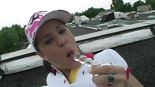 Squirting sul tetto di casa