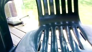 Biondina tatuata con gli occhialoni