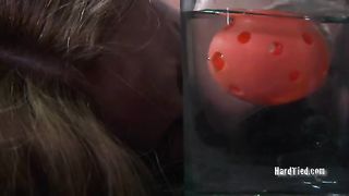 Ragazza bionda legata e seviziata da padrone porco