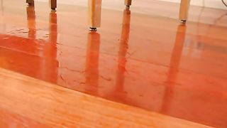 Studentessa bruna con grandi tette succose