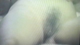 Moglie insoddisfatta gioca con la sua figa pelosa