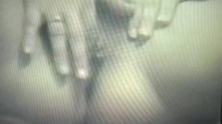 Moglie insoddisfatta gioca con la sua figa pelosa