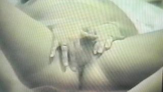 Moglie insoddisfatta gioca con la sua figa pelosa