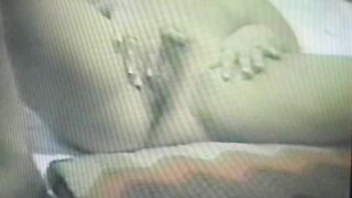 Moglie insoddisfatta gioca con la sua figa pelosa