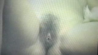 Moglie insoddisfatta gioca con la sua figa pelosa