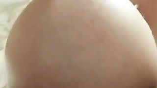 Guardate le mie enormi tette da latte