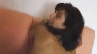 Moglie pugliese sbattuta sul tavolo