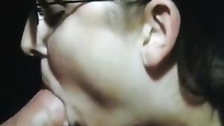 Bruna milf amatoriale carina in gangbang