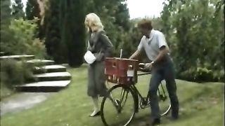 Splendida bruna piccolina succhia così bene