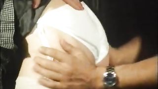 Splendida bruna piccolina succhia così bene