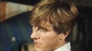 Splendida bruna piccolina succhia così bene