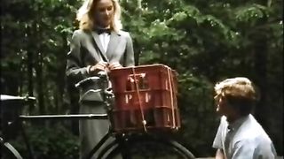 Splendida bruna piccolina succhia così bene