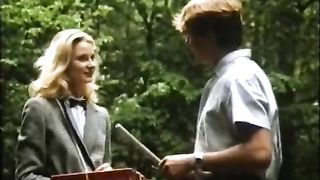 Splendida bruna piccolina succhia così bene