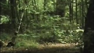 Splendida bruna piccolina succhia così bene