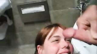 Tanto sperma in un bagno pubblico per una porcellina