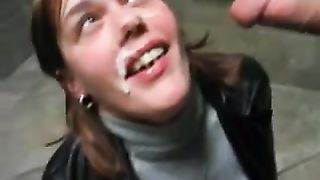 Tanto sperma in un bagno pubblico per una porcellina