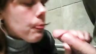 Tanto sperma in un bagno pubblico per una porcellina