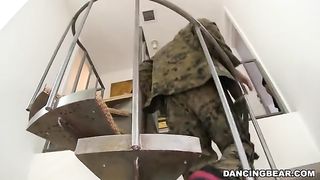 Bellezze tettone sbirciano cazzi enormi